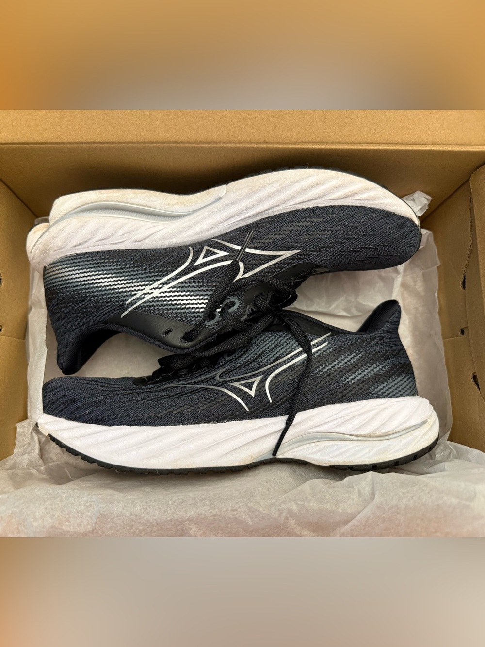 Mizuno Wave Inspire 21 Black and White Women's Running Sneakers Size 8